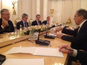 Fernando de Mello Barreto participa de reunião entre os ministros das Relações Exteriores de Brasil, Luiz Alberto Figueiredo (sentado à esquerda de Fernando), e da Rússia, Sergei Lavrov (que está diante dos brasileiros, do outro lado da mesa). À época, Fernando fora removido em uma missão temporária onde chefiou a embaixada brasileira em Moscou,